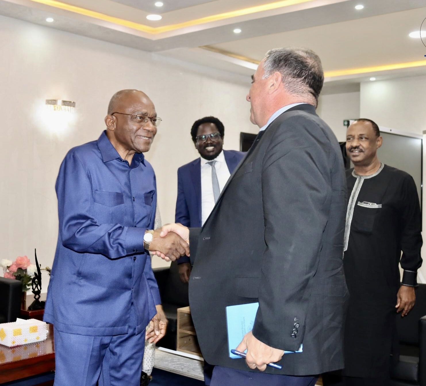 Diplomatie : le PMT a échangé avec l’ambassadeur des États Unis d’Amerique au Tchad, Alexandre Laskaris