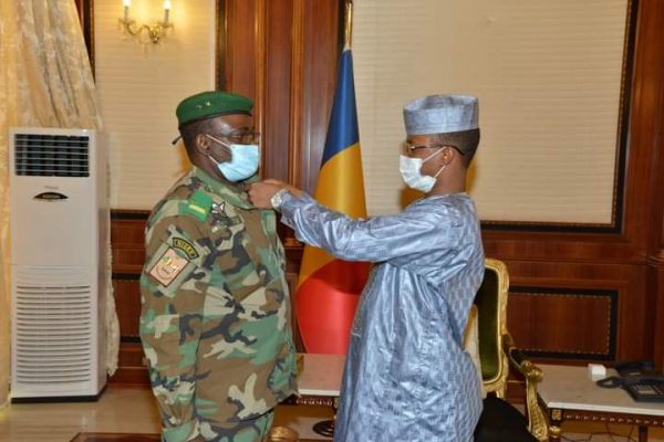 Le Commandant sortant de la force du G5 Sahel, élevé au grade d’Officier de l’Ordre national du Tchad.